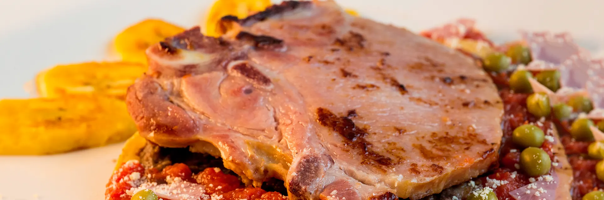 Chuletas a la motuleña: deliciosas, ahumadas, muy mexicanas
